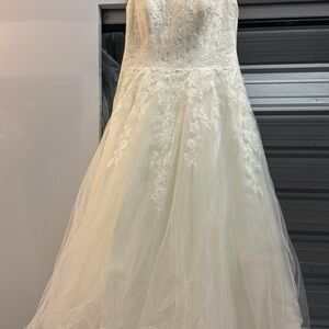 Elegant Ivory Wedding Dress